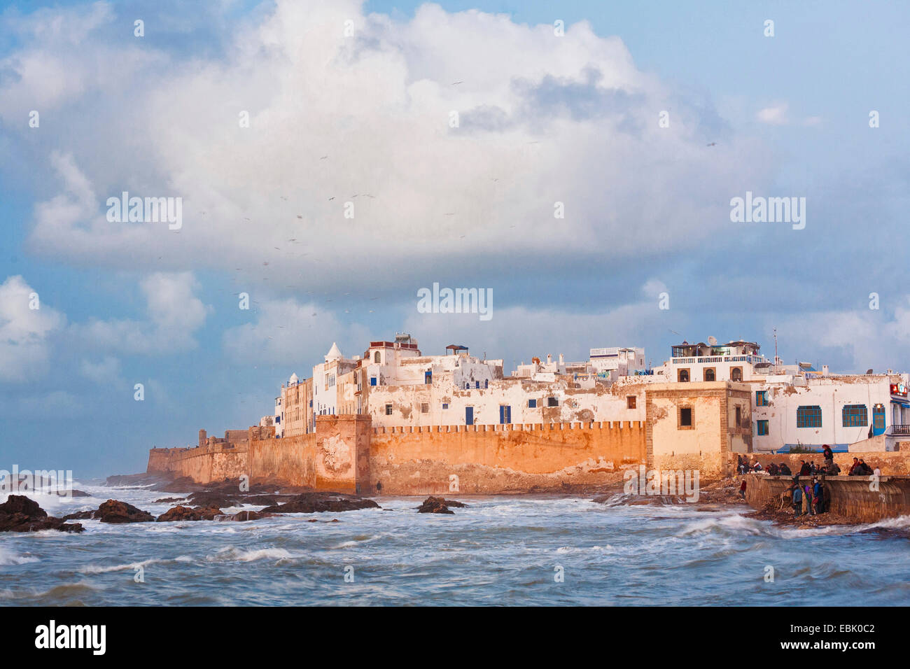 Vue de la ville à marée haute, le Maroc, Essaouira Banque D'Images