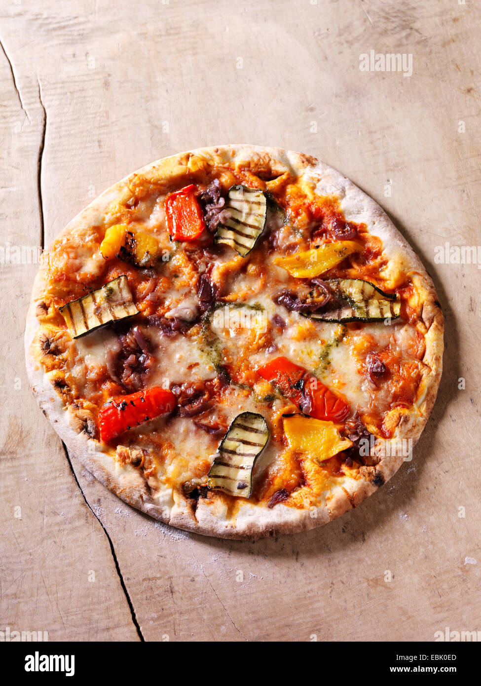 Pizza italienne des grillades avec des courgettes, poivrons, oignons, tomates et fromage Banque D'Images