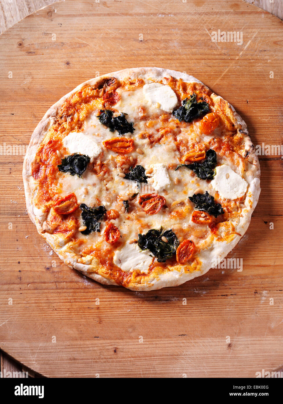 Pizza aux épinards et à la ricotta italienne avec tomates italiennes Banque D'Images