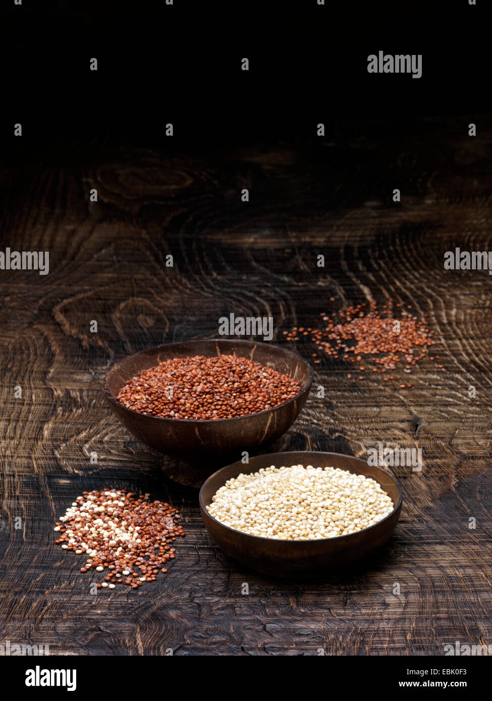 Nature morte avec bols de quinoa rouge et blanc, les graines de quinoa Banque D'Images