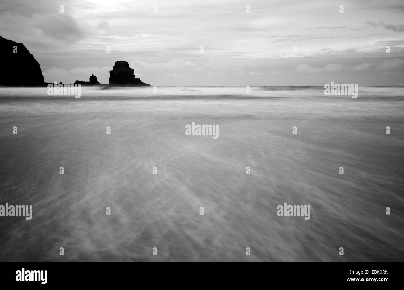 Rock côtières en surtension, Royaume-Uni, Ecosse, île de Skye, Talisker Bay Banque D'Images