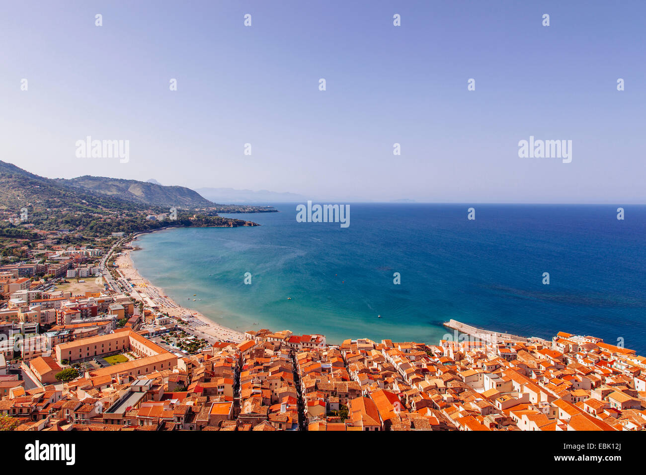 Vue du littoral et de la ville de Cefalù, Sicile, Italie Banque D'Images