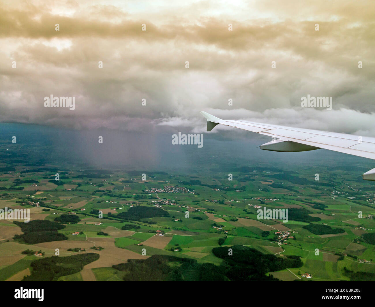 Vue aérienne de nuages de pluie et une douche à effet pluie, d'Allemagne, Bavière, Flughafen Muenchen Banque D'Images