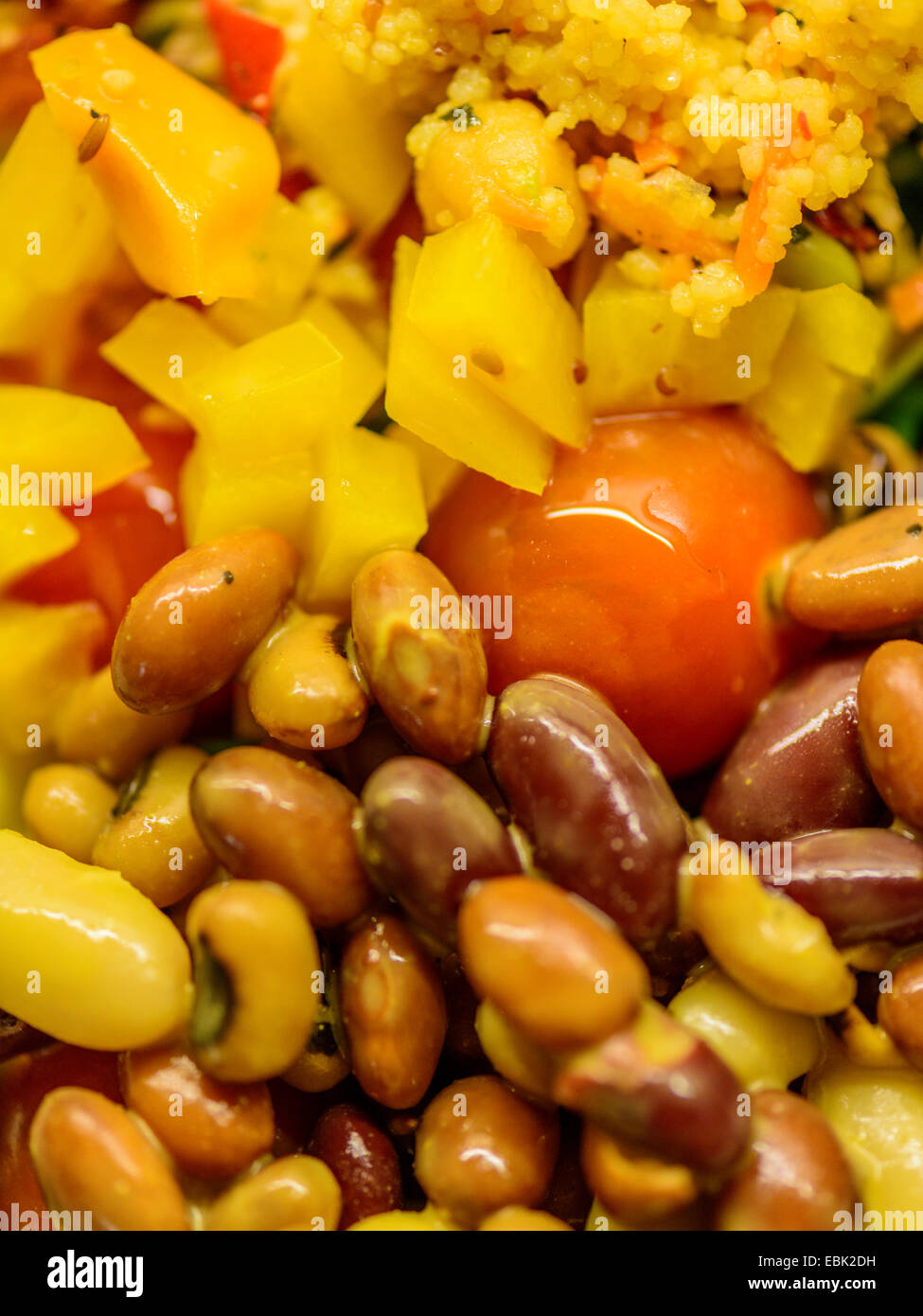 Salade Mixte dynamique saine de Brown et des haricots jaunes à la tomate, poivron jaune et le couscous. Banque D'Images