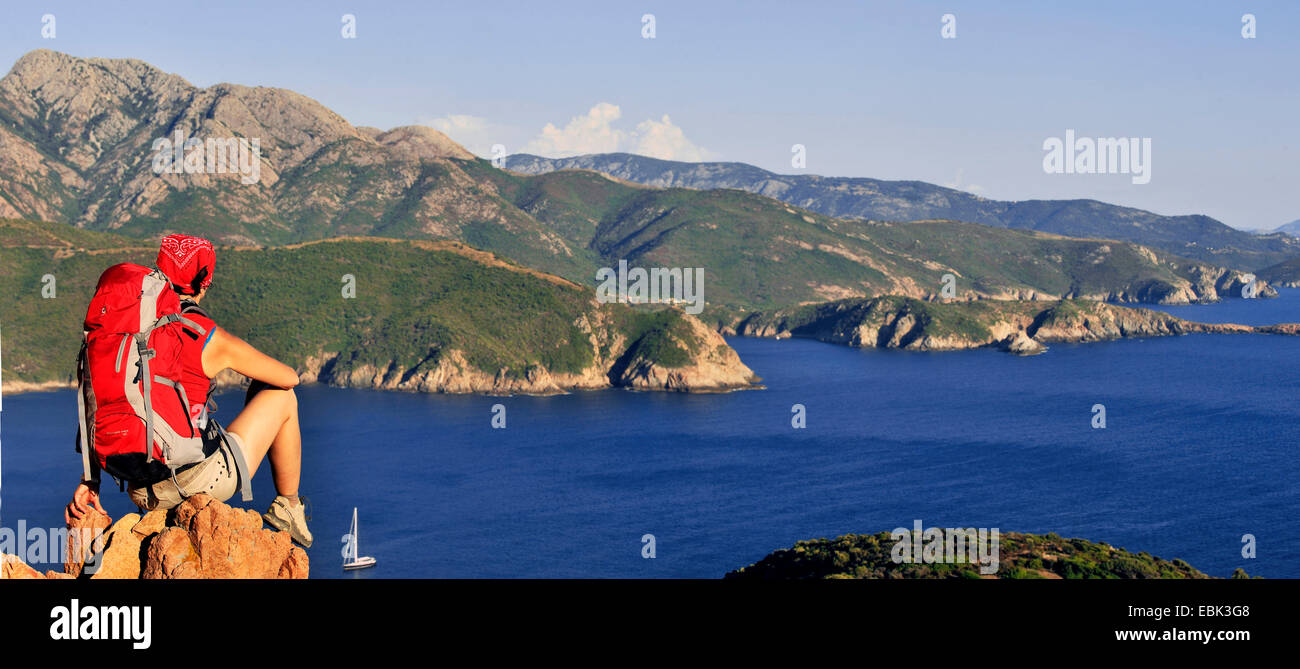 Wanderer femme jouissant de la vue d'Corsians coast, France, Corse, Capo Rosso Banque D'Images