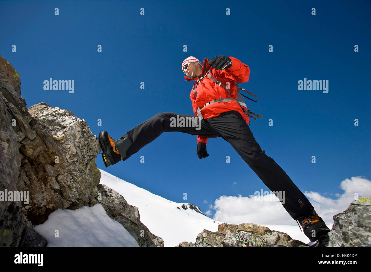 Chevauchant sur un rock climber abîme, l'Autriche, l'Grossglocknergebiet Banque D'Images