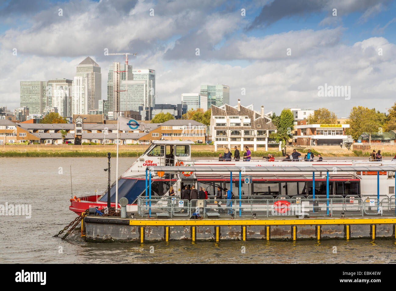 Une vue panoramique de Londres City et Canary Wharf, la Tamise vus de Greenwich Pier London England UK Banque D'Images