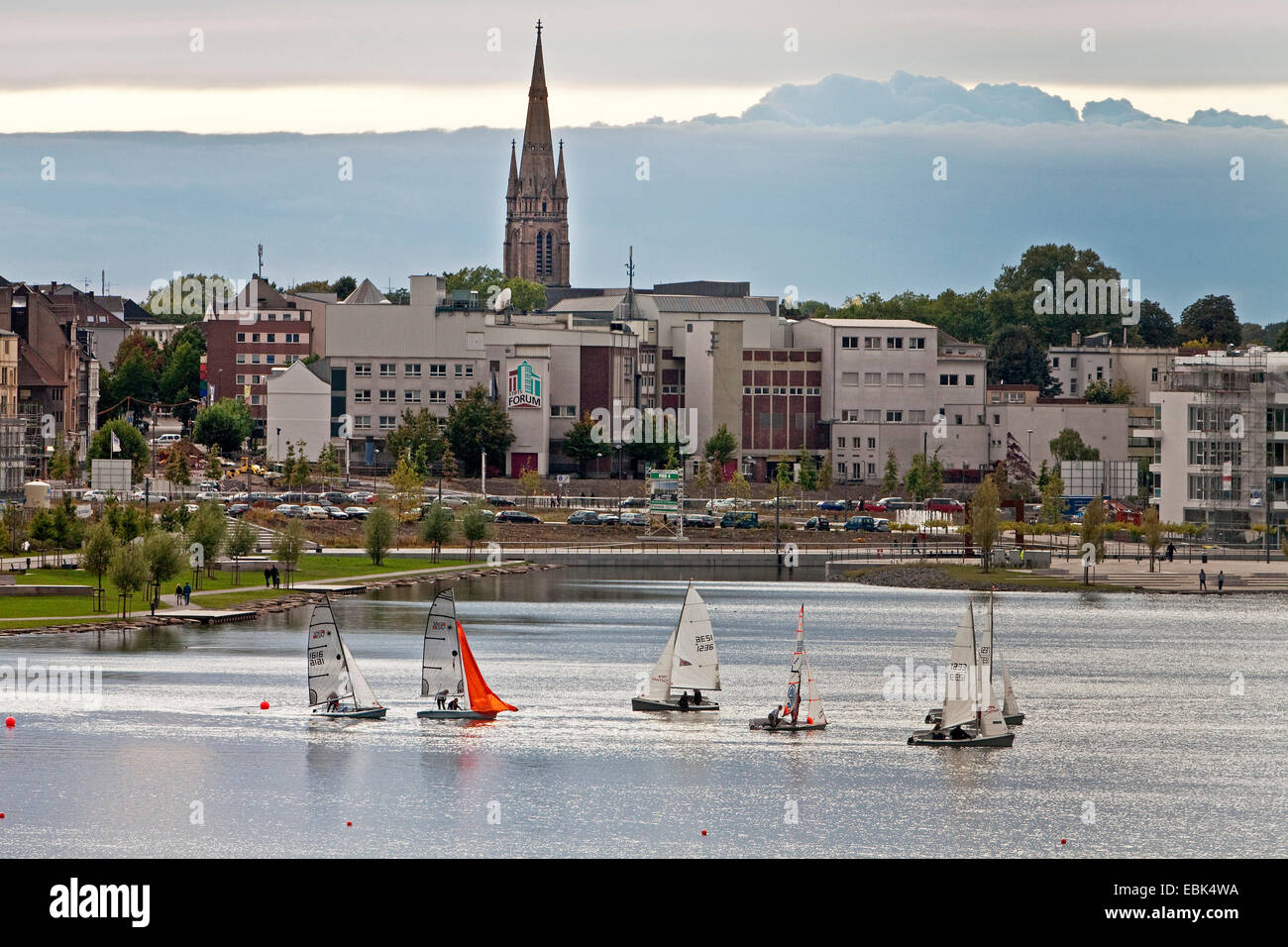 Bateaux à voile sur le lac Phoenix avec la silhouette du district Hoerde, Allemagne, Rhénanie du Nord-Westphalie, Ruhr, Dortmund Banque D'Images