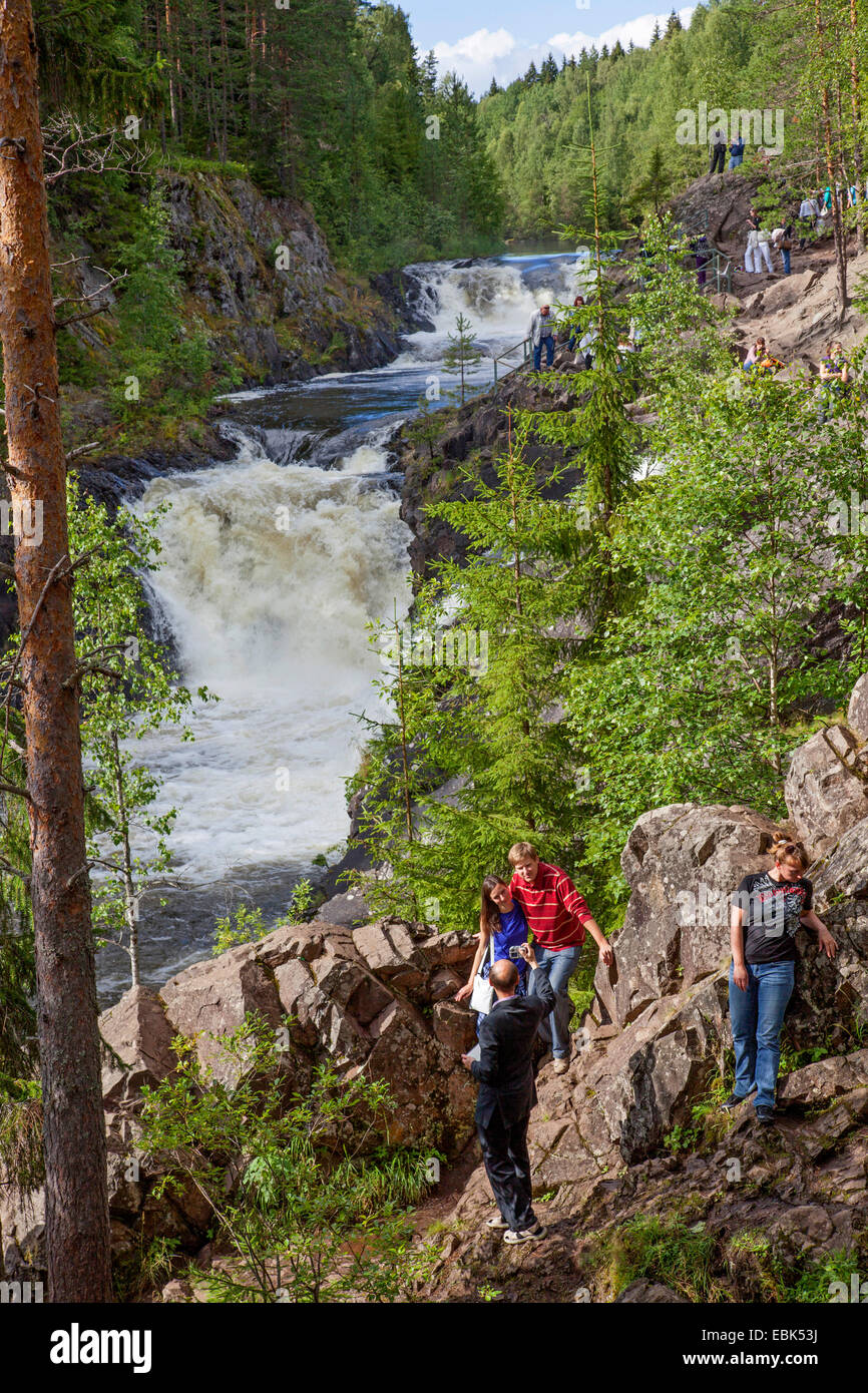 Les visiteurs de Kivatch Cascade sur la rivière Suna, Russie, Karelien, Petrozavodsk Banque D'Images