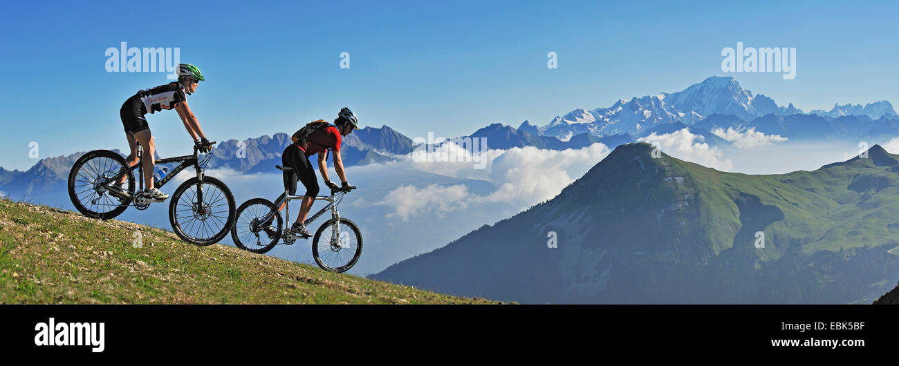 Deux mountain biker on mountain meadow appréciant les paysages de montagne, France, Savoie, La Plagne Banque D'Images