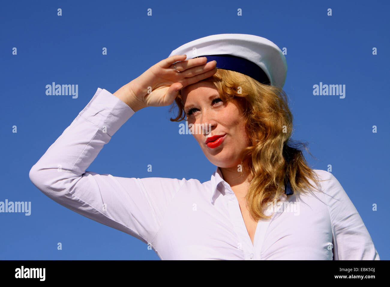 Jeune femme avec chapeau de marin, à l'Allemagne, Mecklembourg-Poméranie-Occidentale Banque D'Images