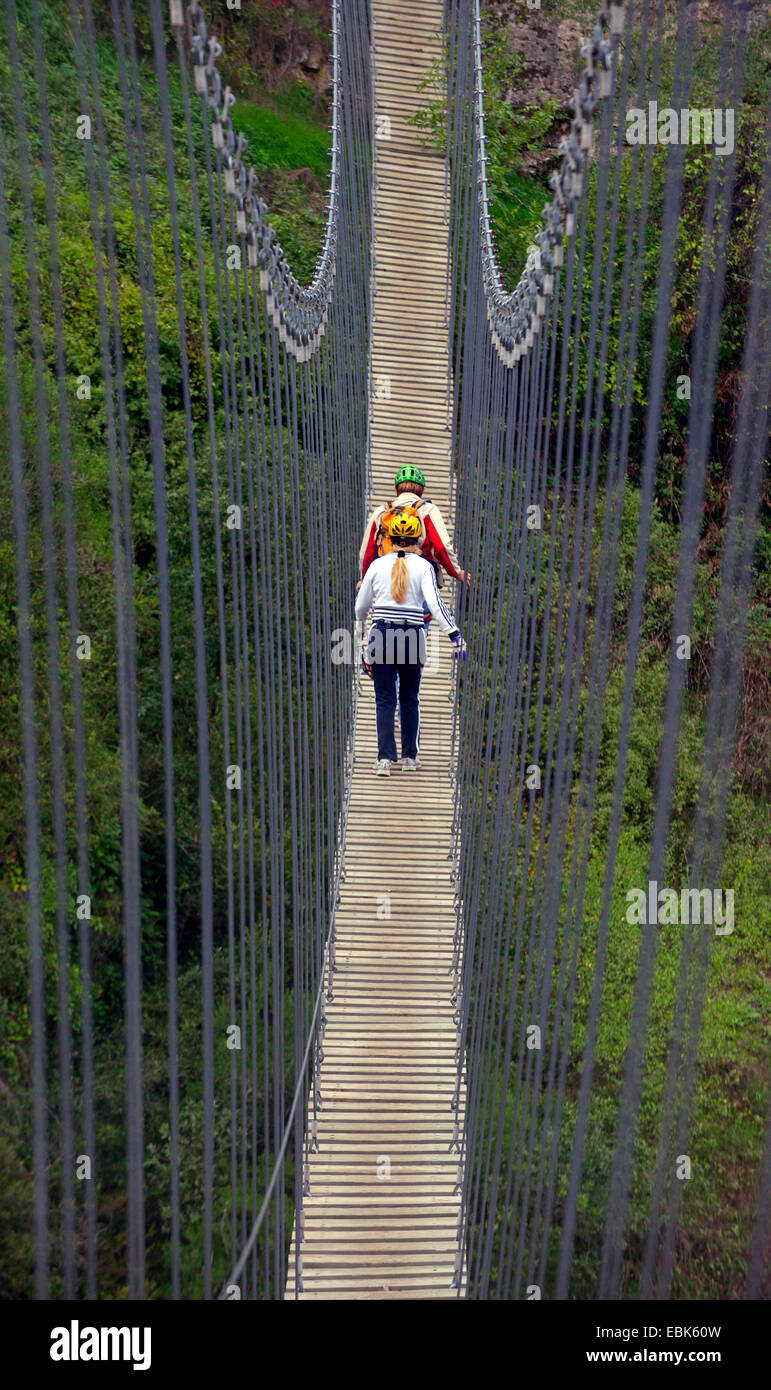 Deux randonneurs à pied un pont suspendu, France, Parc National du Mercantour, Lantosque Banque D'Images