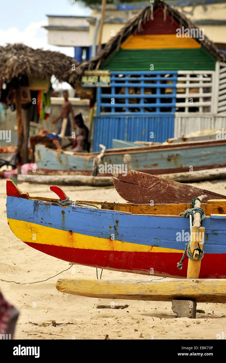 Bateaux colorés sur la plage, cabane en bois en arrière-plan, Madagascar, Antsiranana, Diego Suarez Banque D'Images