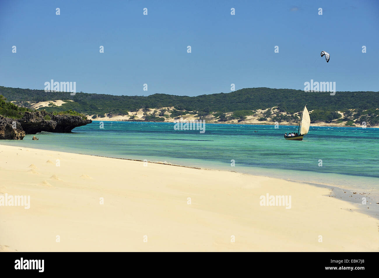 Plage de sable fin et mer émeraude dans la baie de Diego Suarez, Madagascar, Antsiranana, , Diego Suarez Banque D'Images