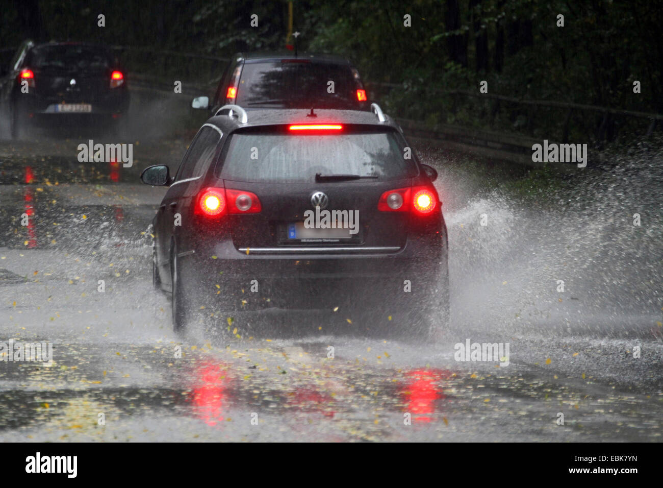 Une voiture passe à travers partiellement inondé road, Allemagne Banque D'Images