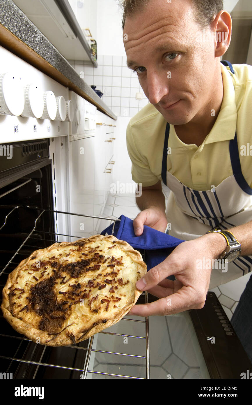 Un certain scepticisme s'homme brûlé Tarte flambée à la four Banque D'Images