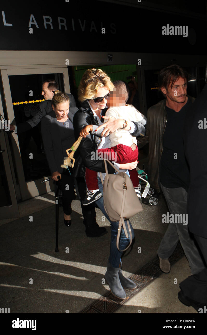 Charlize Theron avec Sean Penn et son fils Jackson à l'Aéroport International de Los Angeles (LAX) comprend : Charlize Theron,Sean Penn,Jackson Où : Los Angeles, California, United States Quand : 30 mai 2014 Banque D'Images
