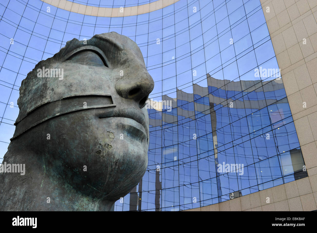 Buste moderne dans un style classique en face d'un revêtement de verre reflétant les tours à bureaux de la Dfense, France, Paris Banque D'Images