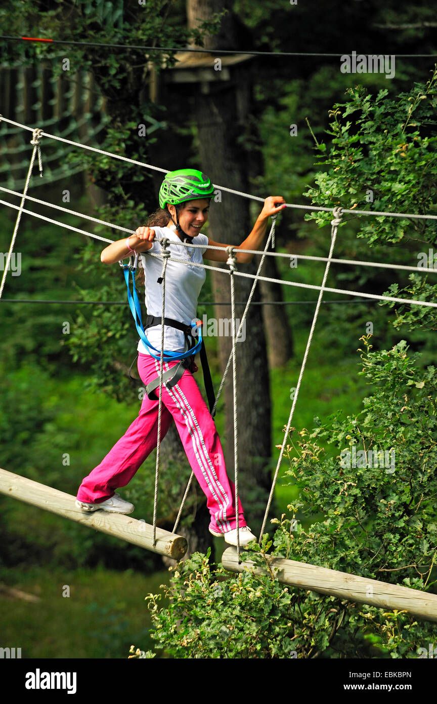 Jeune femme dans une escalade de rocher, France, Savoie Banque D'Images