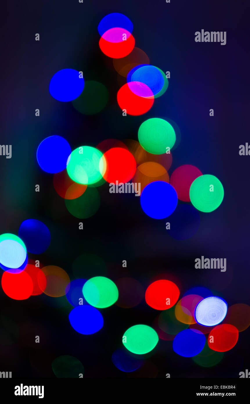 Arbre de Noël de flou artistique avec 2 lumières colorées Banque D'Images