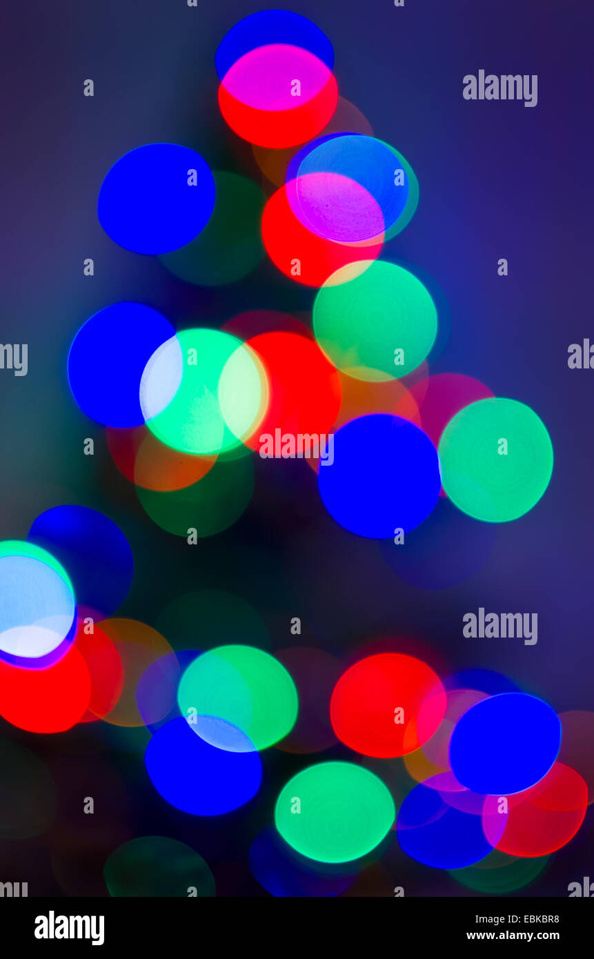 Arbre de Noël de flou artistique avec 3 lumières colorées Banque D'Images