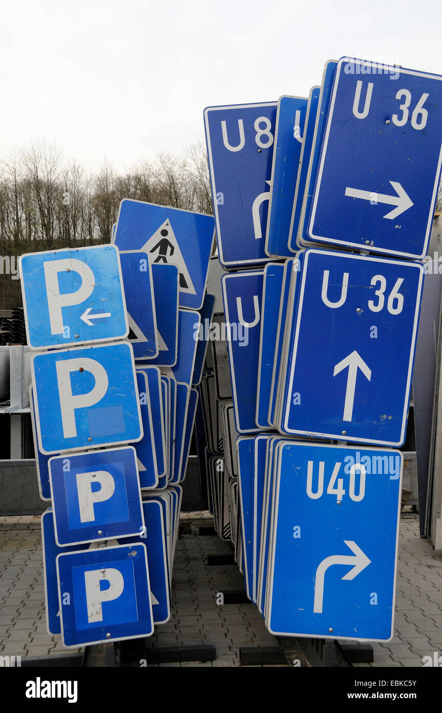 Différents panneaux de circulation à un point de collecte, Allemagne Banque D'Images