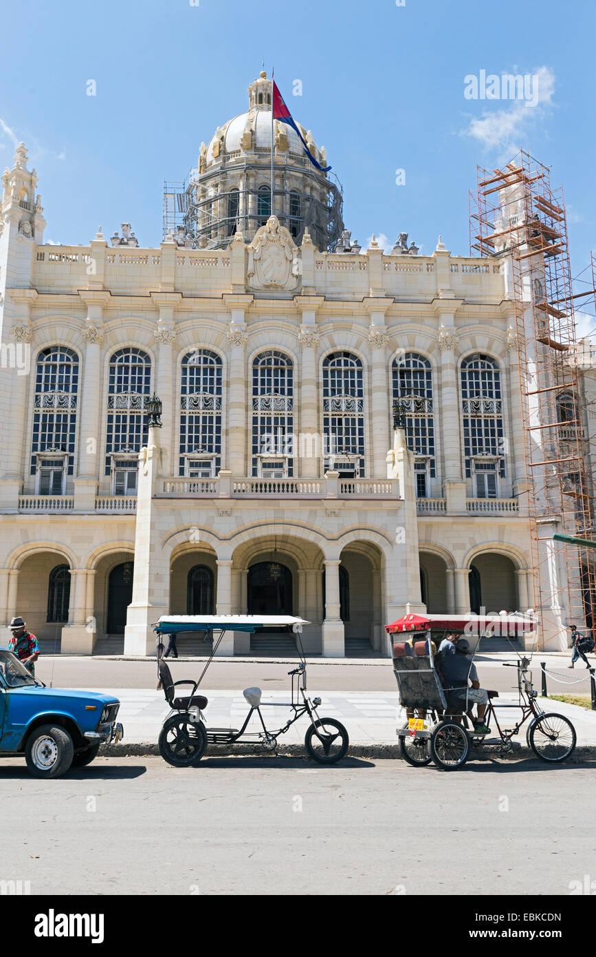 La Havane - 5 mai : Ride de tricycles en face du musée de la Révolution à La Havane 5,2014 Mai.Des milliers de ces tricycles-taxis sont i Banque D'Images