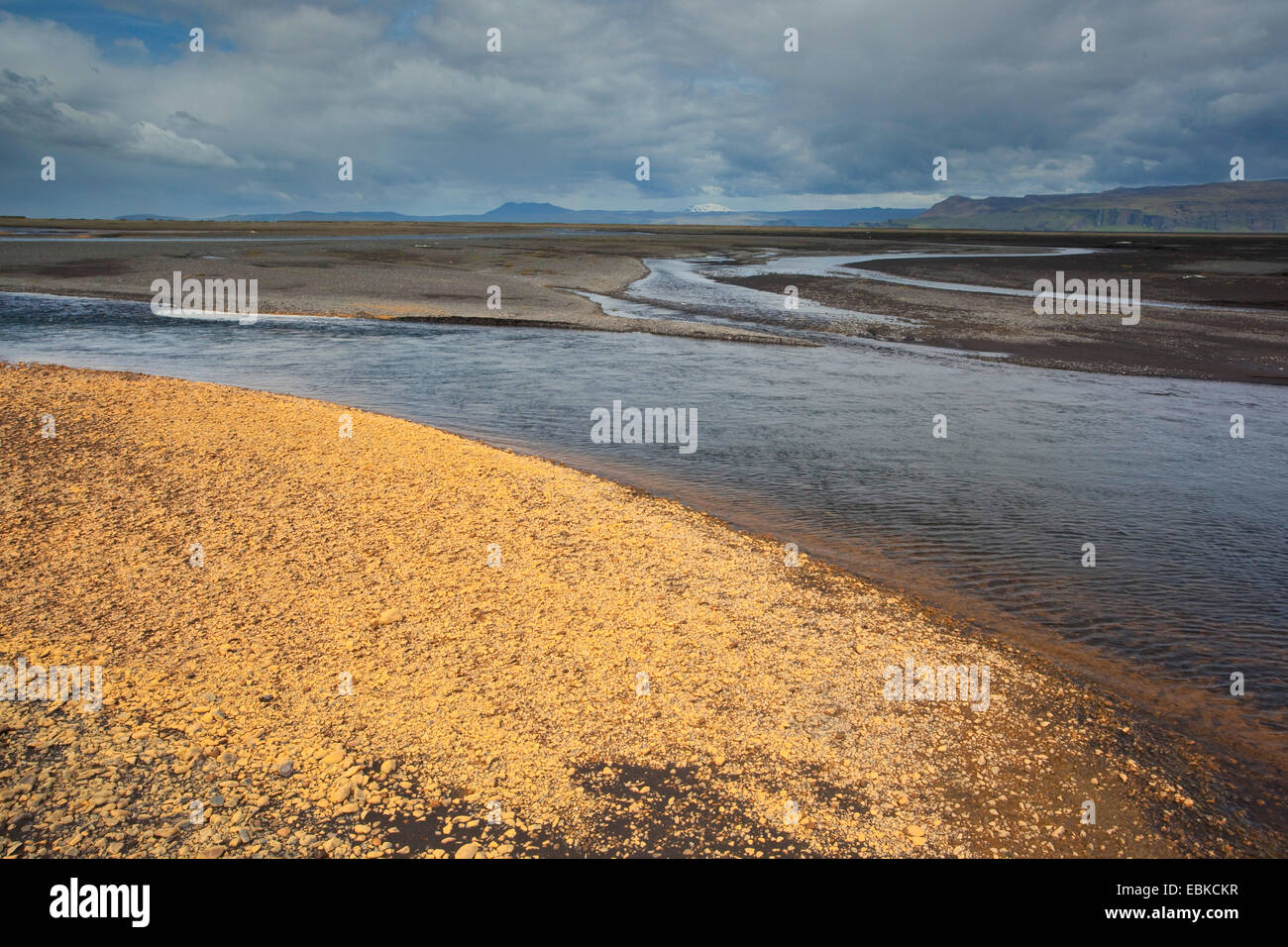 Les dépôts de minéraux dans l'écoulement glaciaire, l'Islande, la rivière Bakki Banque D'Images