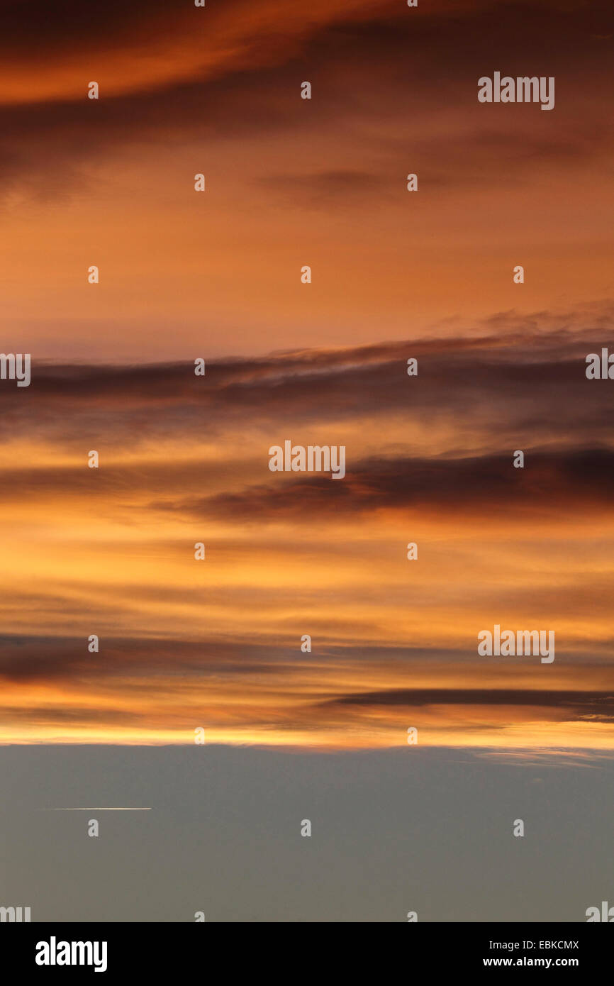 Coucher du soleil avec traînée de condensation d'un avion, Allemagne Banque D'Images