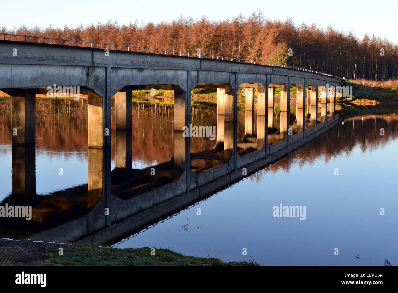 Sur le pont Burgage Blessington Lakes à Wicklow Irlande Banque D'Images