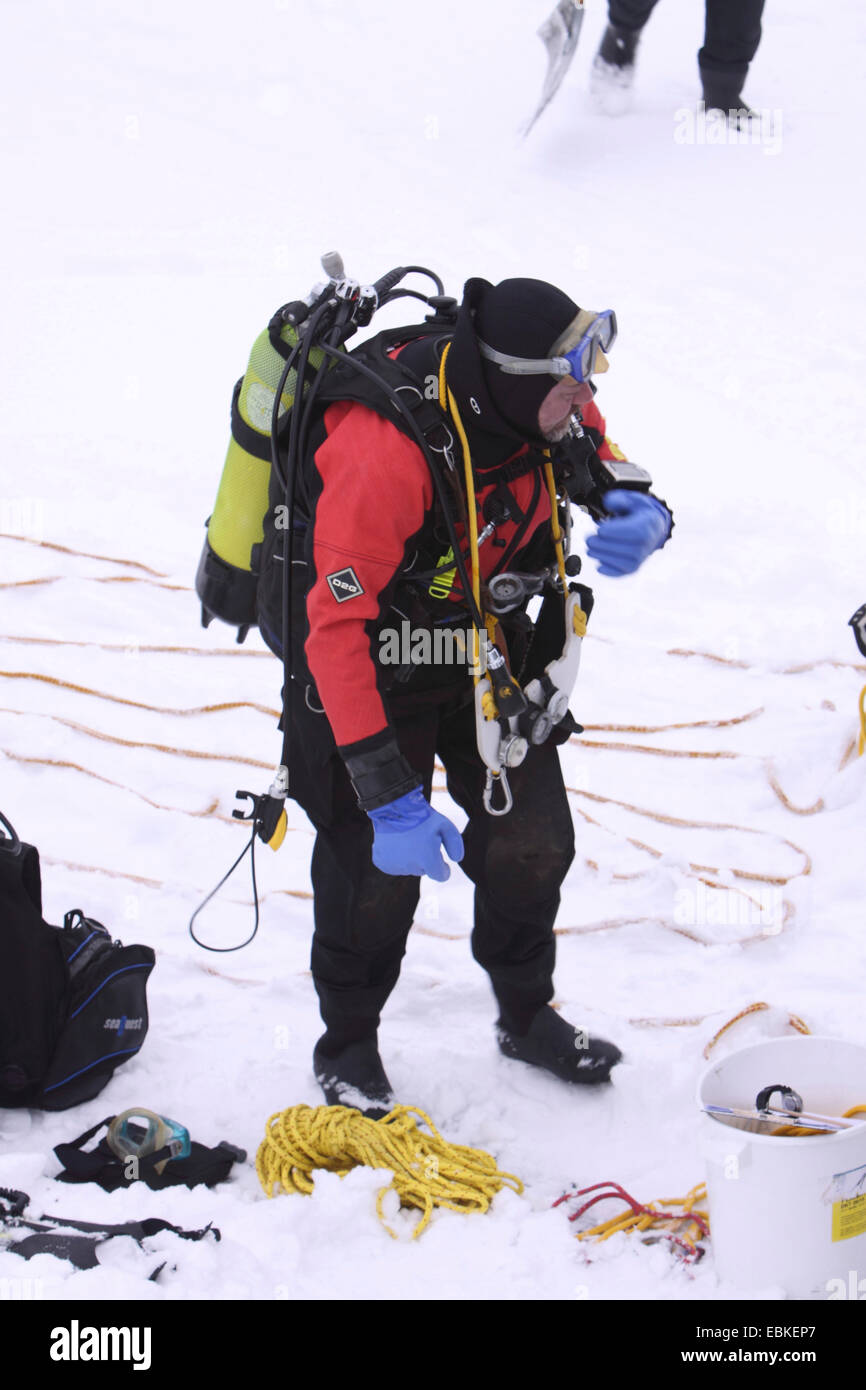 L'exercice de plongée sous la glace de protection civile sur un DLRG lac gelé jusqu', Allemagne Banque D'Images