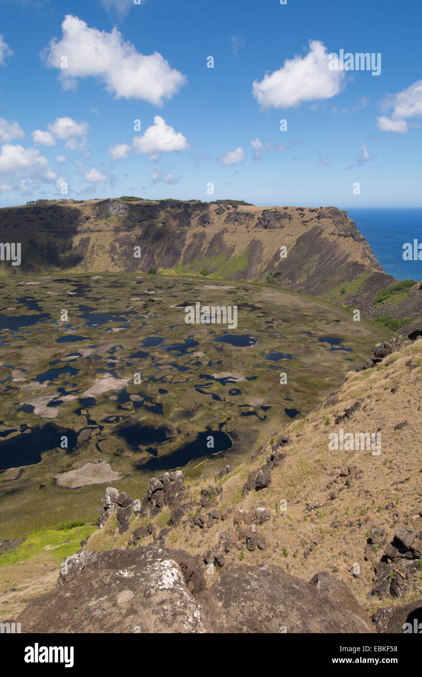 L'île de Pâques Rapa Nui, aka Orongo Rapa Nui, NP. Rano Kau, le plus grand cratère volcanique sur l'île. Haut de la cratère surplombent Banque D'Images