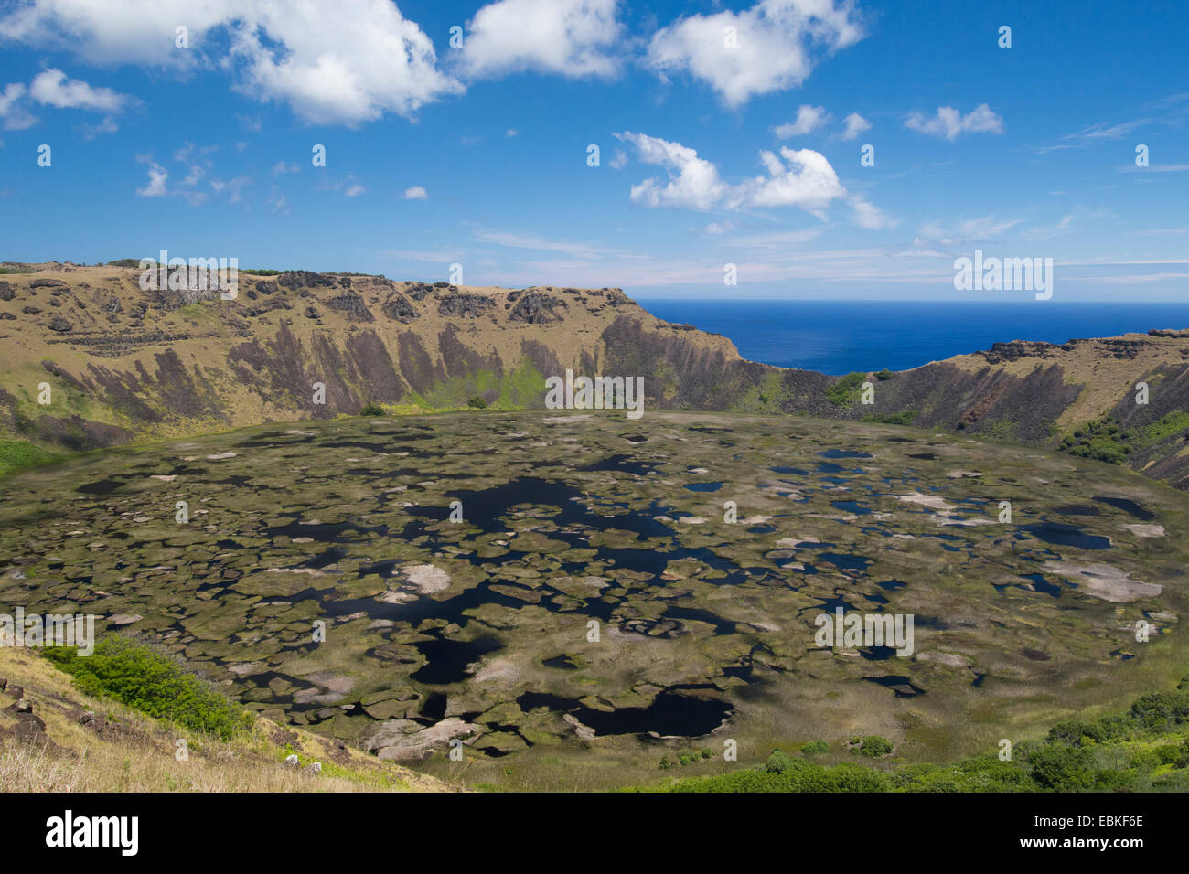 L'île de Pâques Rapa Nui, aka Orongo Rapa Nui, NP. Rano Kau, le plus grand cratère volcanique sur l'île. Haut de la cratère surplombent Banque D'Images