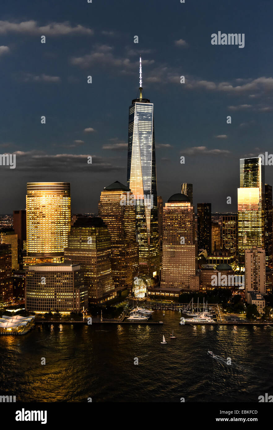USA, New York State, New York, vue aérienne de la ville avec la liberté tower at night Banque D'Images