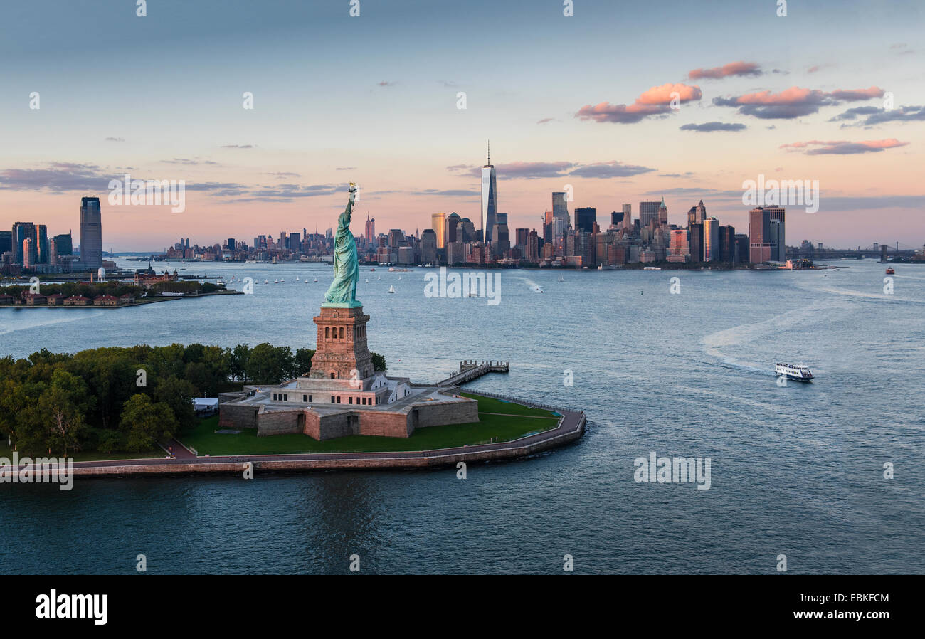 USA, New York State, New York, vue aérienne de la ville avec la Statue de la Liberté au coucher du soleil Banque D'Images