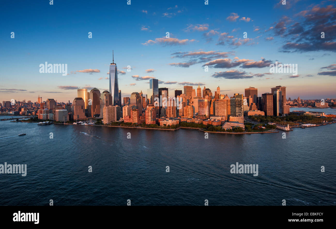 USA, New York State, New York, vue aérienne de la ville avec la tour de la Liberté au coucher du soleil Banque D'Images