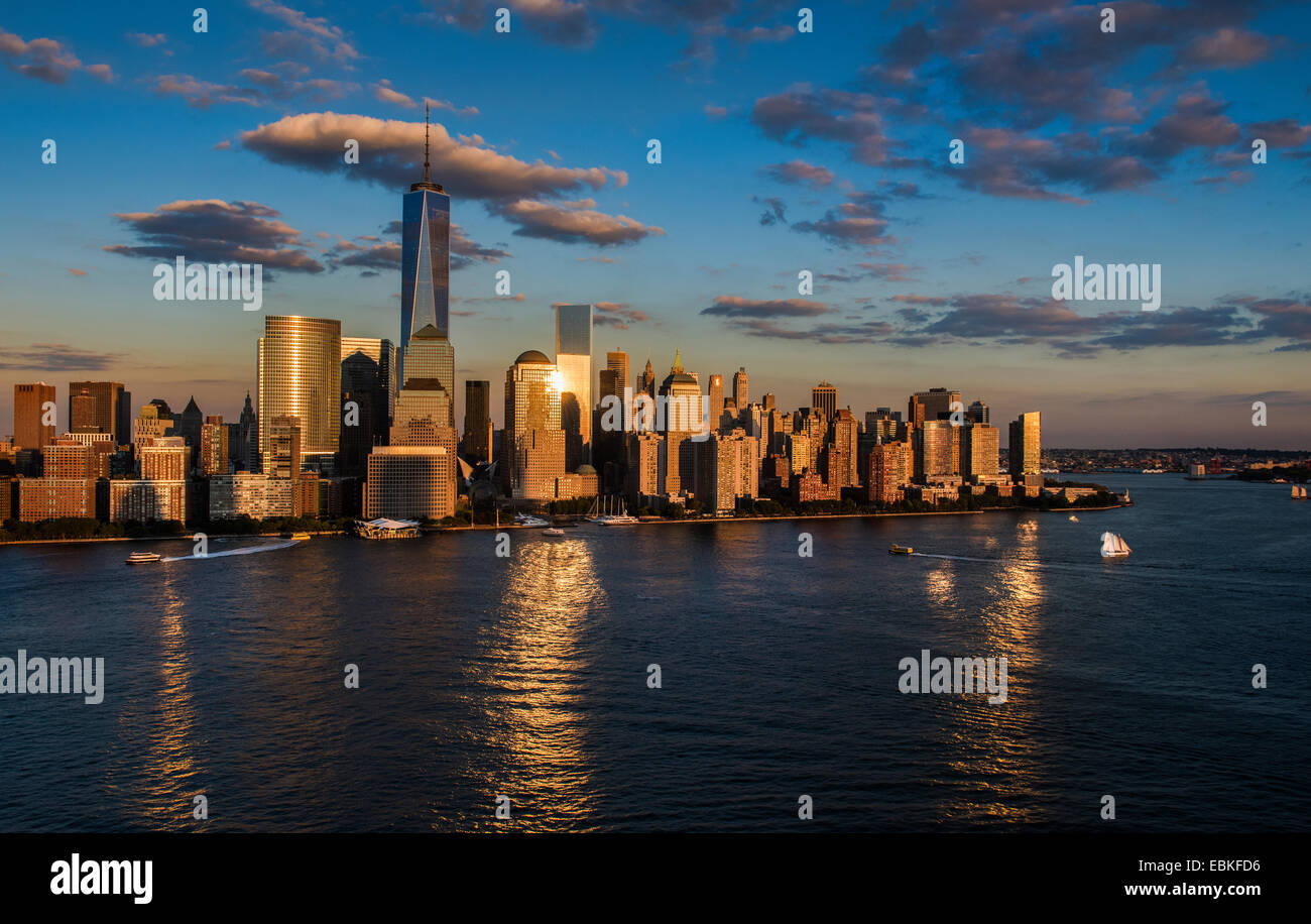 USA, New York State, New York, vue aérienne de la ville avec la tour de la Liberté au coucher du soleil Banque D'Images