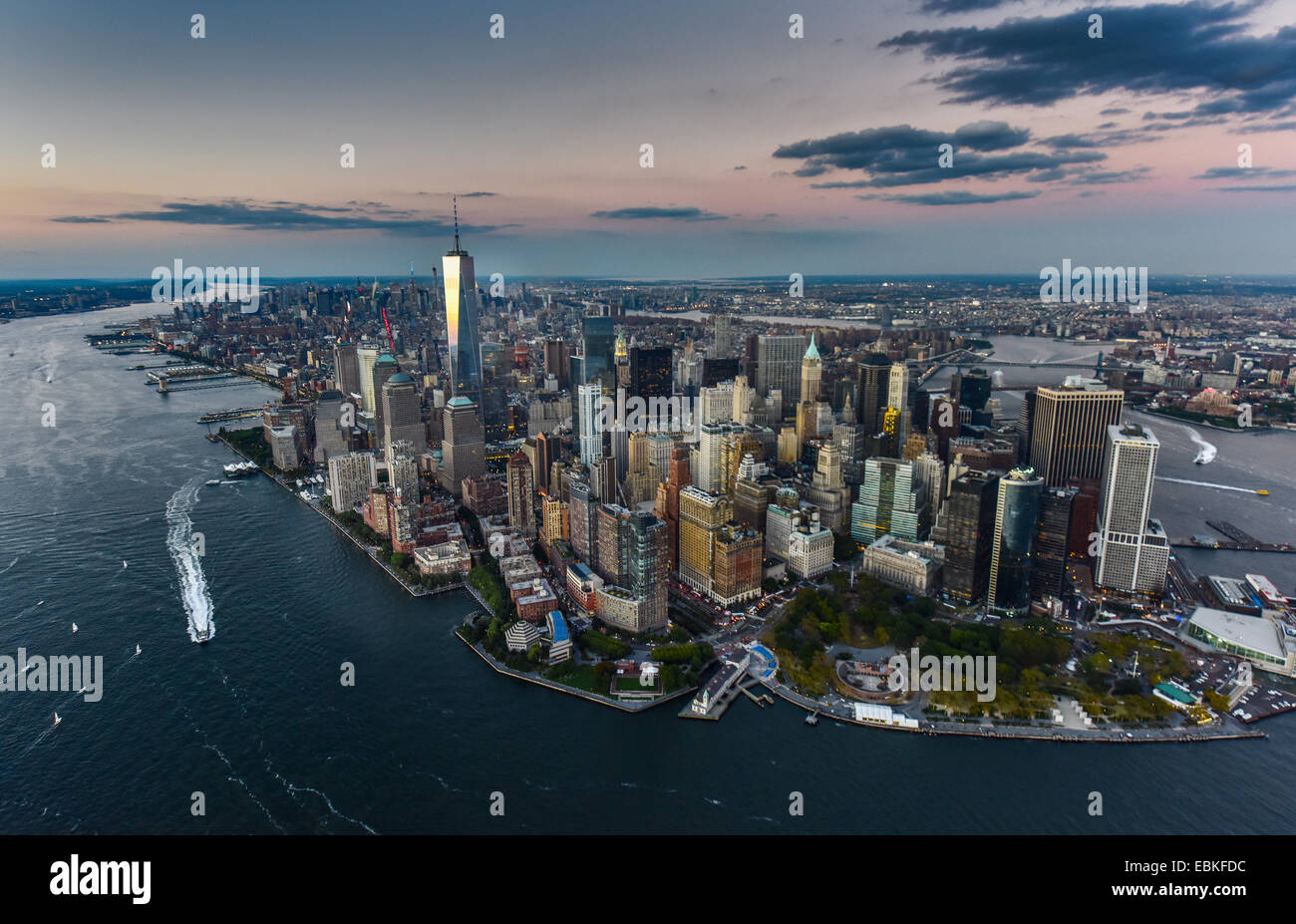USA, New York State, New York, vue aérienne de la ville avec la tour de la Liberté au coucher du soleil Banque D'Images