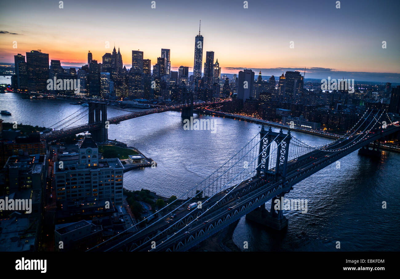USA, New York State, New York, vue aérienne de la ville avec la tour de la Liberté au coucher du soleil Banque D'Images