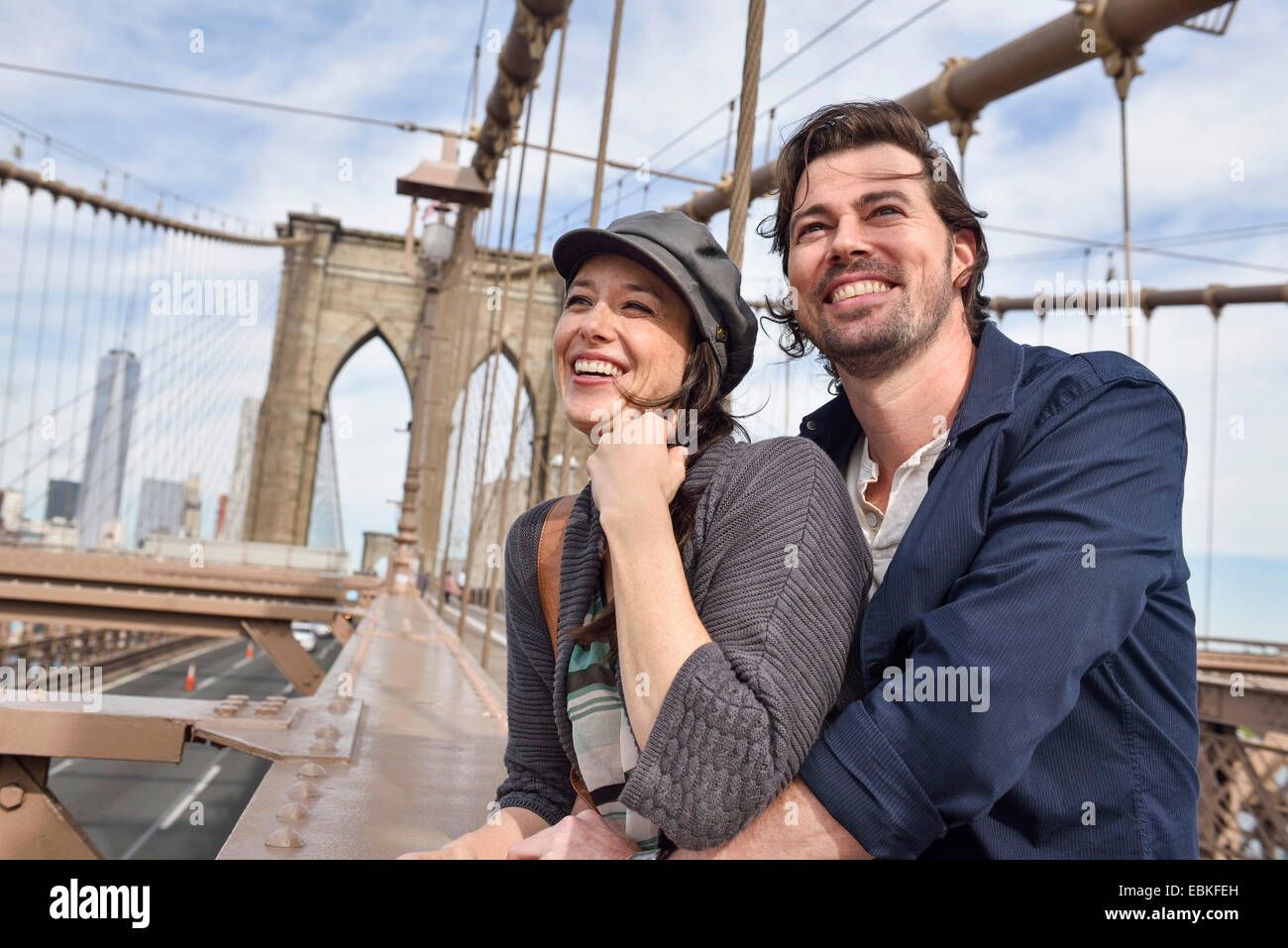 USA, l'État de New York, New York City, Brooklyn, couple heureux sur le pont de Brooklyn Banque D'Images