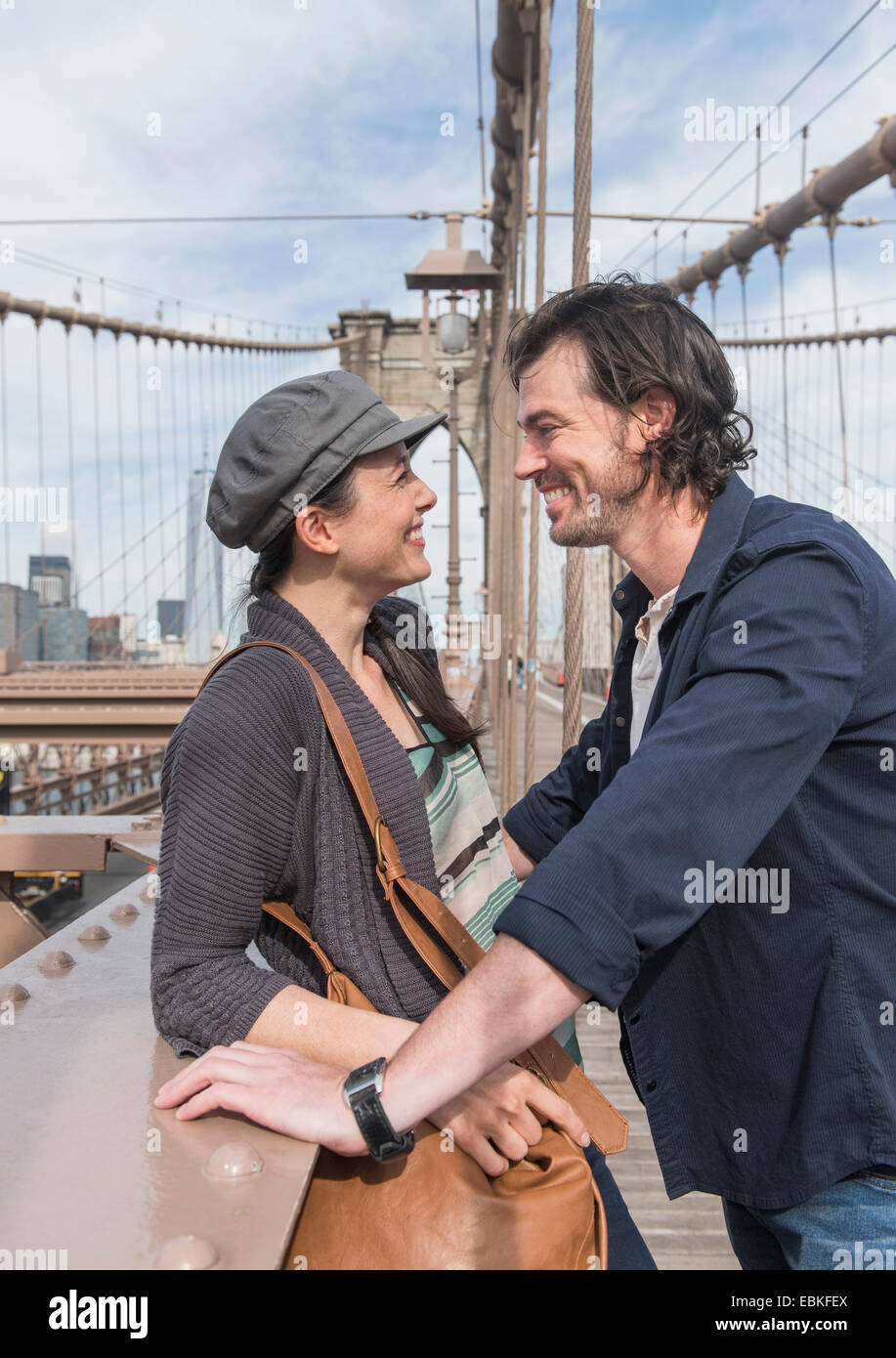 USA, l'État de New York, New York City, Brooklyn, couple heureux sur le pont de Brooklyn Banque D'Images