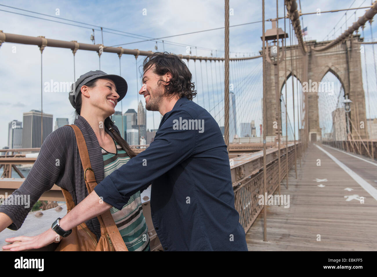 USA, l'État de New York, New York City, Brooklyn, heureux couple flirting sur pont de Brooklyn Banque D'Images
