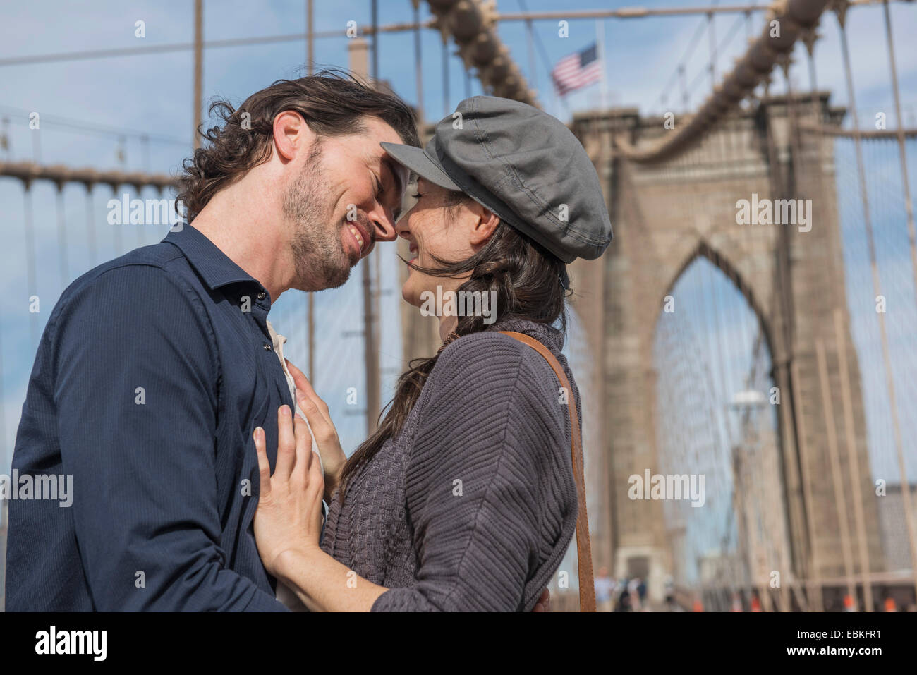USA, l'État de New York, New York City, Brooklyn, heureux couple kissing on Brooklyn Bridge Banque D'Images