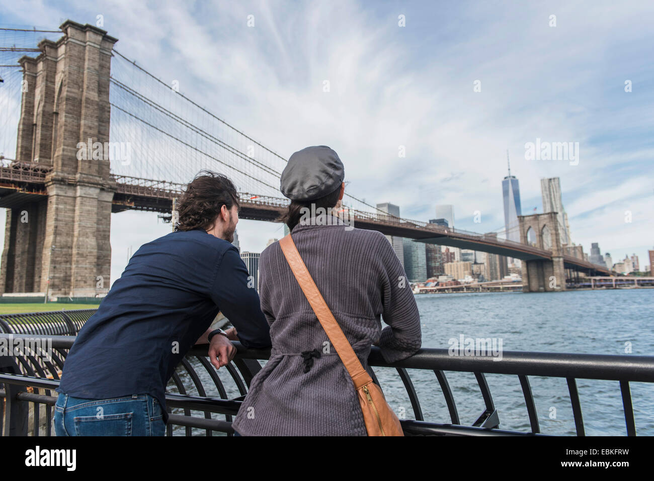 USA, l'État de New York, New York City, Brooklyn, Couple leaning against railing et à la Tour de la liberté à Banque D'Images