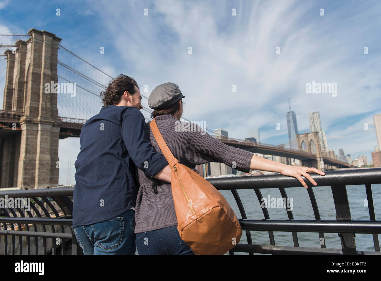 USA, l'État de New York, New York City, Brooklyn, Couple leaning against railing et à la Tour de la liberté à Banque D'Images
