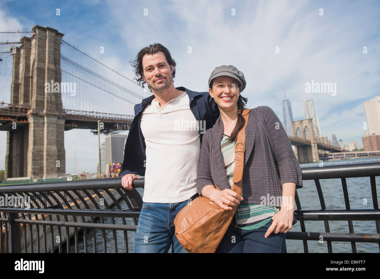 USA, l'État de New York, New York City, Brooklyn, Couple leaning against railing and looking at camera Banque D'Images