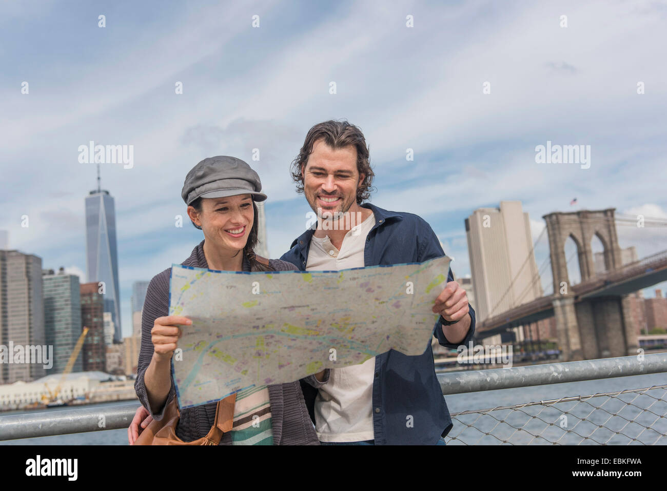 USA, l'État de New York, New York City, Brooklyn, heureux couple reading map Banque D'Images