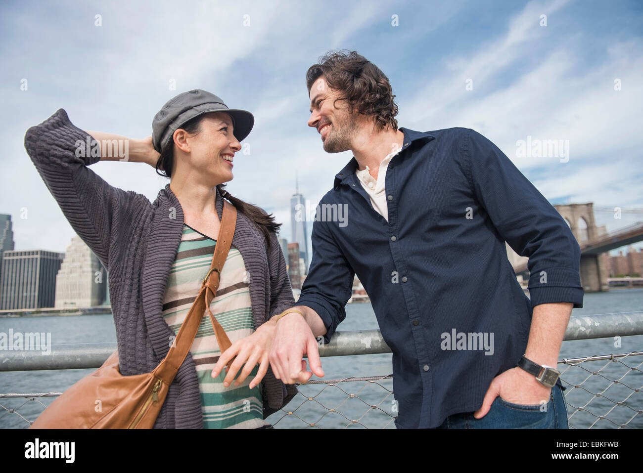 USA, l'État de New York, New York City, Brooklyn, Happy couple standing et leaning against railing Banque D'Images