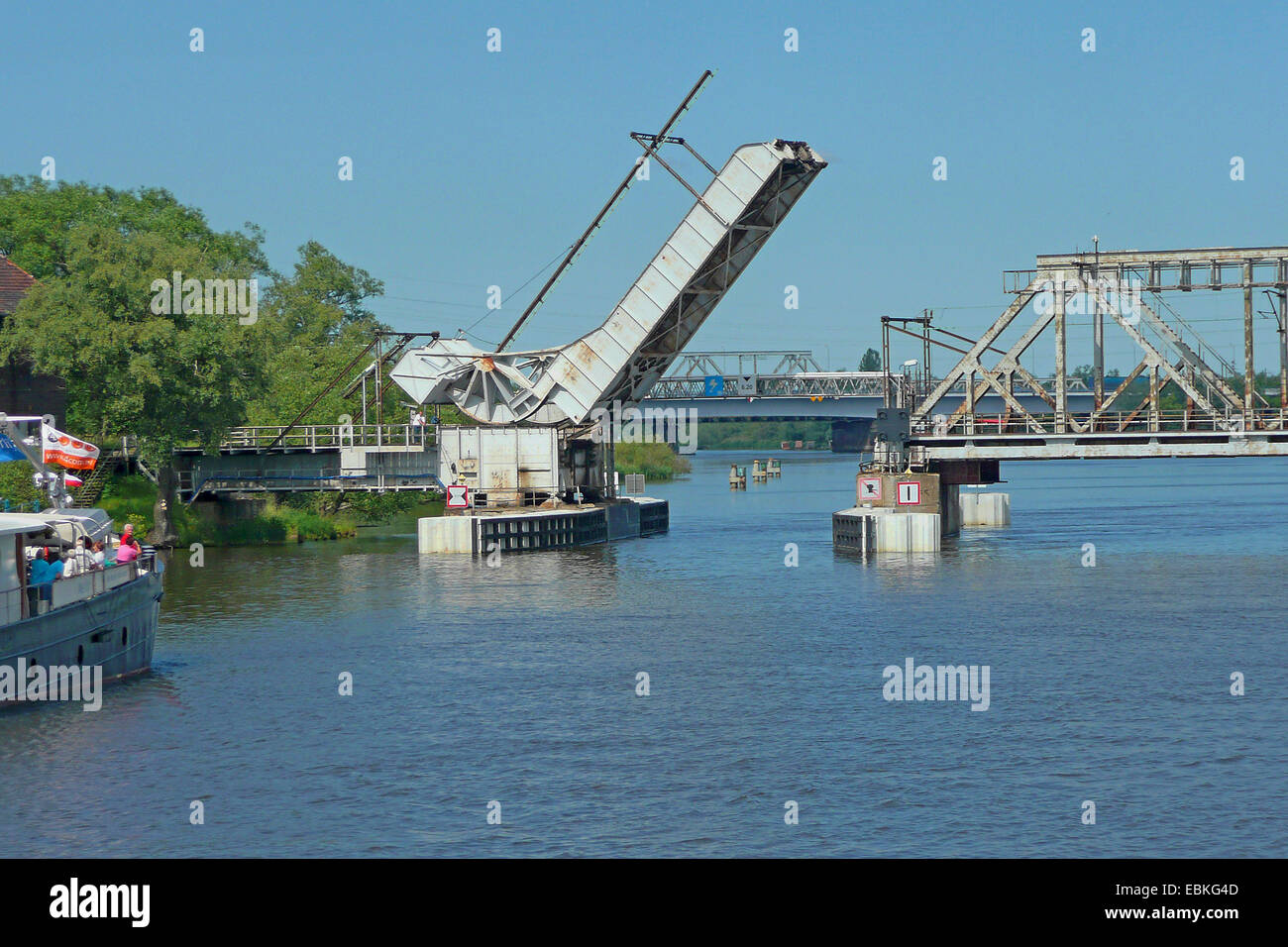 Ancienne bascule bridge traversant la rivière Oder, Allemagne, Pologne, Podjuchy Banque D'Images