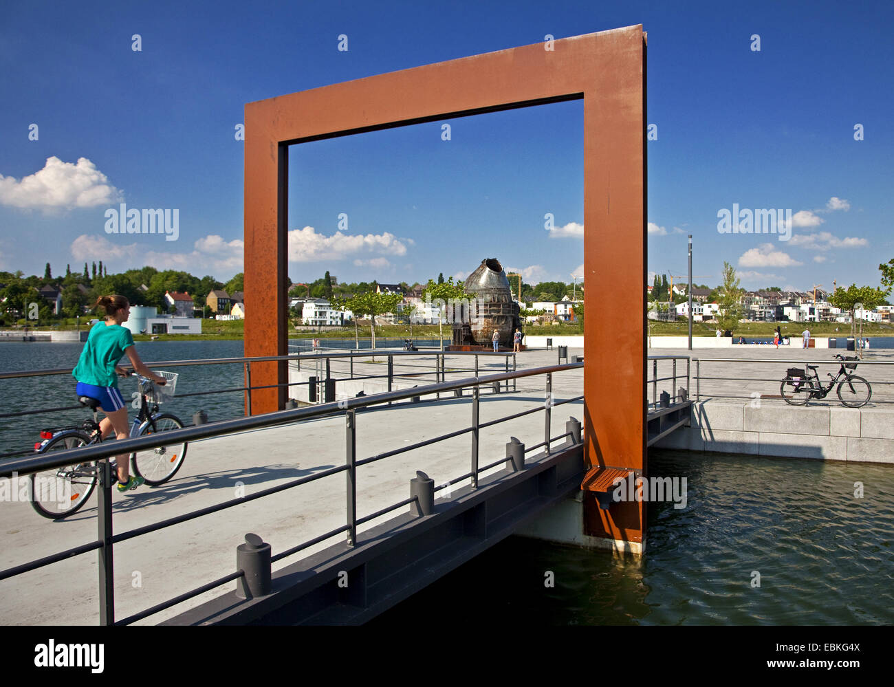 Cycliste sur passerelle avec Thomas convertisseur sur Phoenix Lake, en Allemagne, en Rhénanie du Nord-Westphalie, Ruhr, Dortmund Banque D'Images